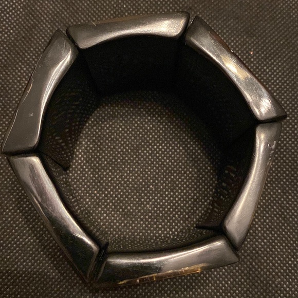 Stretch Elastic Resin Boho Bracelet with mother of pearl and giraffe design - Picture 2 of 9